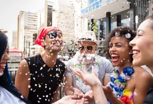 carnaval-festa-de-alegria-e-muita-energia-o-bloco-de-carnaval-do-seu-condominio-esta-pronto