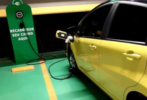 Recarga de carros elétricos em Condomínios: entenda as regras.